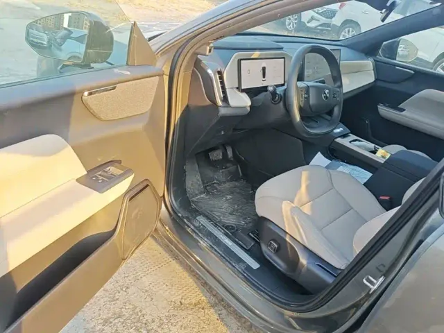 Volvo XC70 Plug-in Hybrid — Фото автомобиля 15