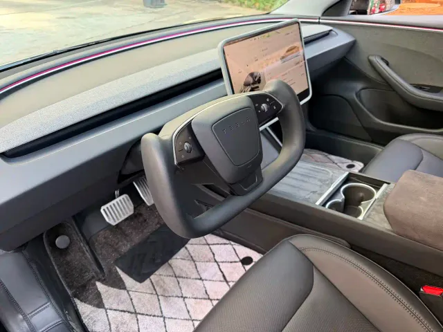 Tesla Model 3 — Фото автомобиля 12
