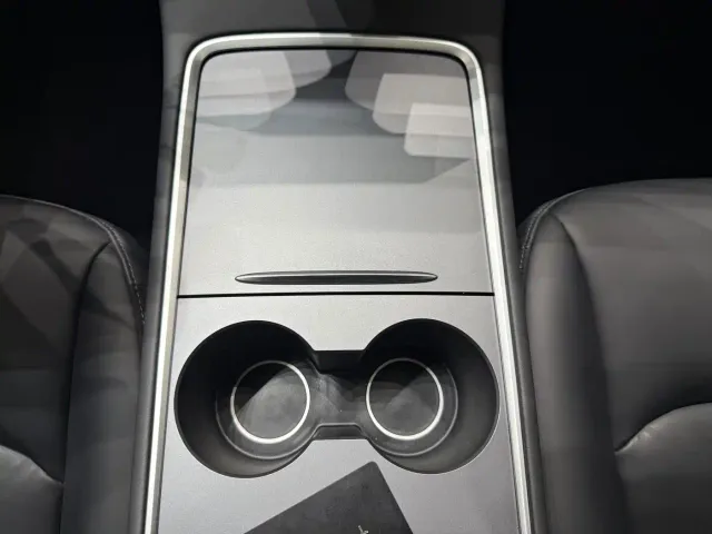 Tesla Model Y — Фото автомобиля 11