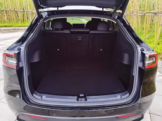 Tesla Model Y — Фото автомобиля 9