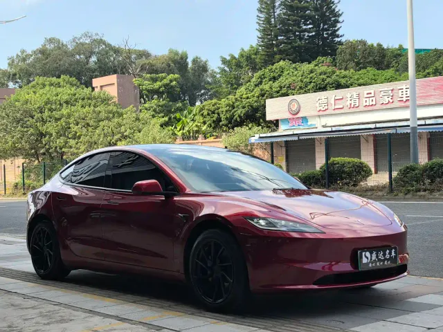 Tesla Model 3 — Фото автомобиля 3