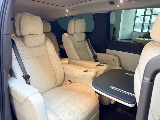 Li Auto MEGA — Фото автомобиля 12