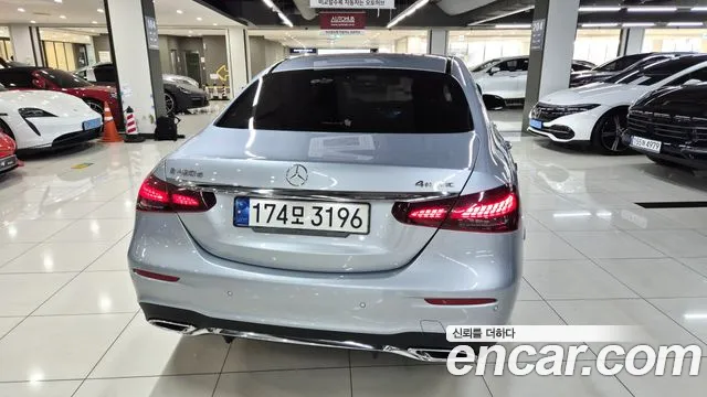 Mercedes-Benz E-Class — Фото автомобиля 4