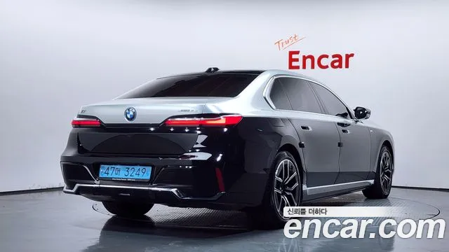 BMW i7 G70 — Фото автомобиля 2