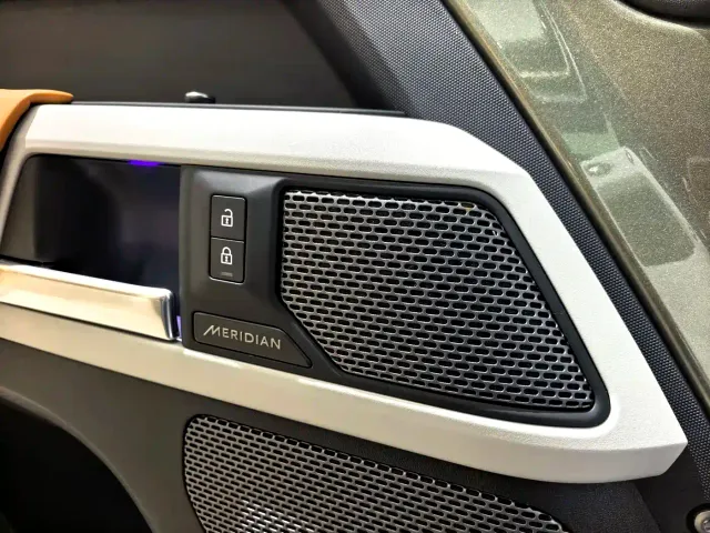 Land Rover Defender — Фото автомобиля 11