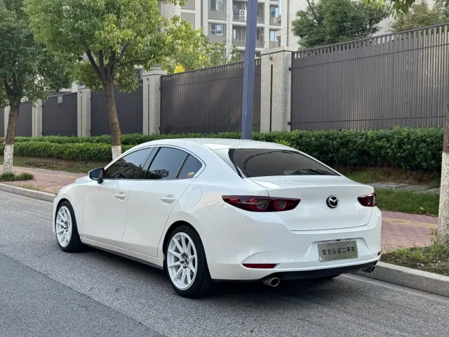 Mazda Axela — Фото автомобиля 9