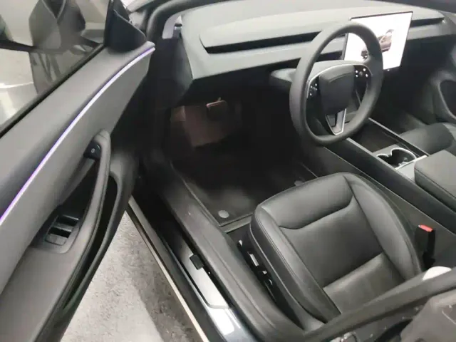 Tesla Model 3 — Фото автомобиля 15