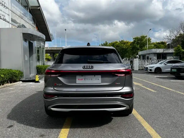 Audi Q6L e-tron — Фото автомобиля 6