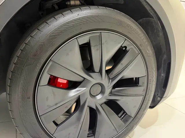 Tesla Model Y — Фото автомобиля 13