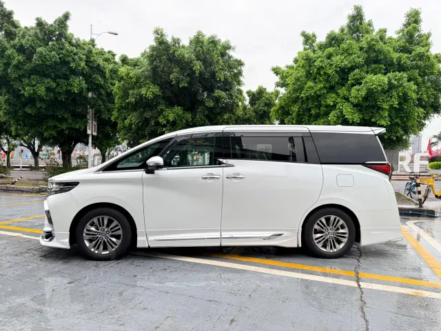 Toyota Alphard — Фото автомобиля 8