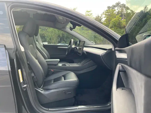 Tesla Model Y — Фото автомобиля 12