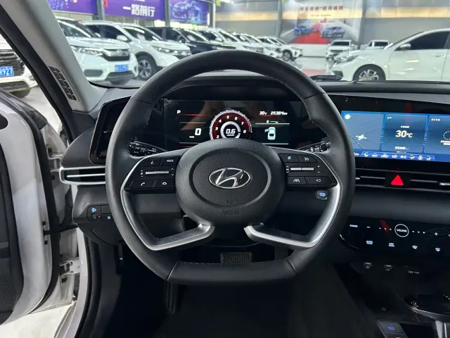 Hyundai Elantra — Фото автомобиля 9