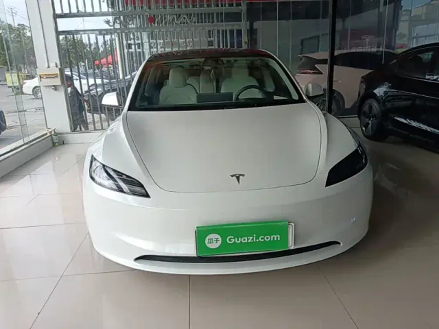 Tesla Model 3 — Фото автомобиля 2