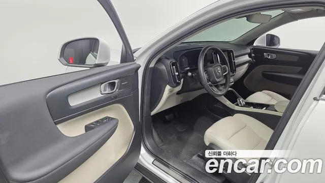 Вольво XC40 B4 Ultimate Bright — Фото автомобиля 10
