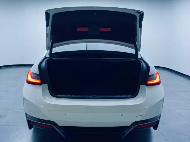 BMW i3 — Фото автомобиля 11