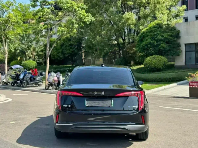 Hongqi E-QM5 — Фото автомобиля 8
