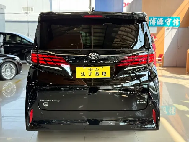 Toyota Alphard — Фото автомобиля 24