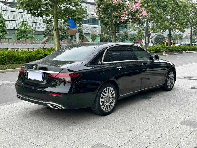 Mercedes-Benz E-Class — Фото автомобиля 4
