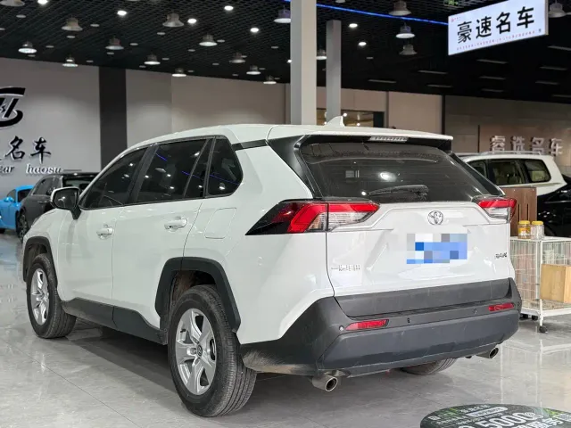 Toyota RAV4 — Фото автомобиля 11