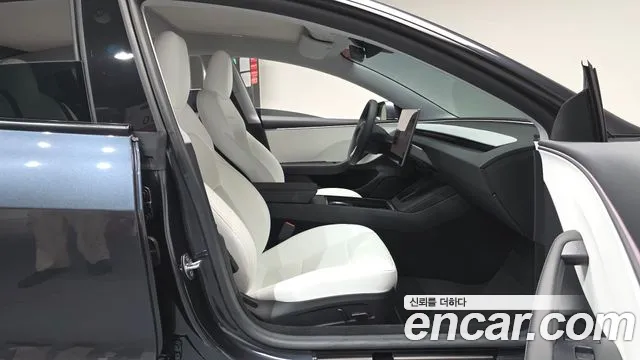 Tesla Model 3 — Фото автомобиля 6