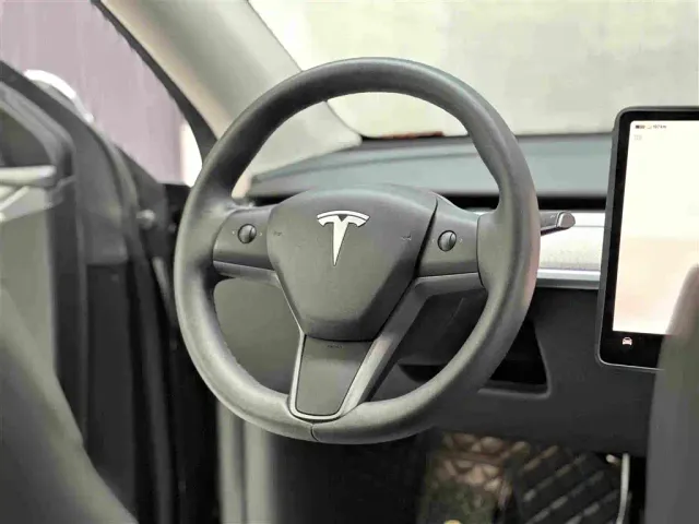 Tesla Model Y — Фото автомобиля 11
