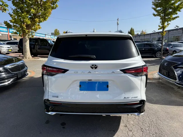 Toyota Granvia — Фото автомобиля 16