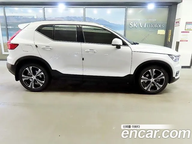 Вольво XC40 — Фото автомобиля 3