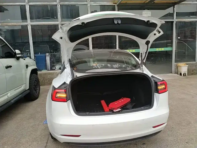 Tesla Model 3 — Фото автомобиля 18