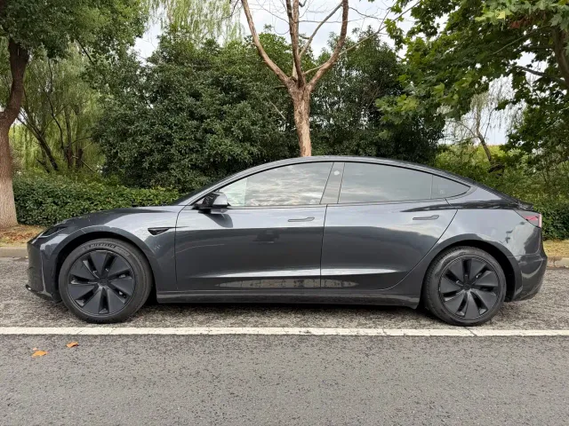 Tesla Model 3 — Фото автомобиля 2