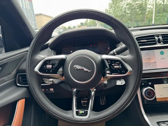 Jaguar XEL — Фото автомобиля 5