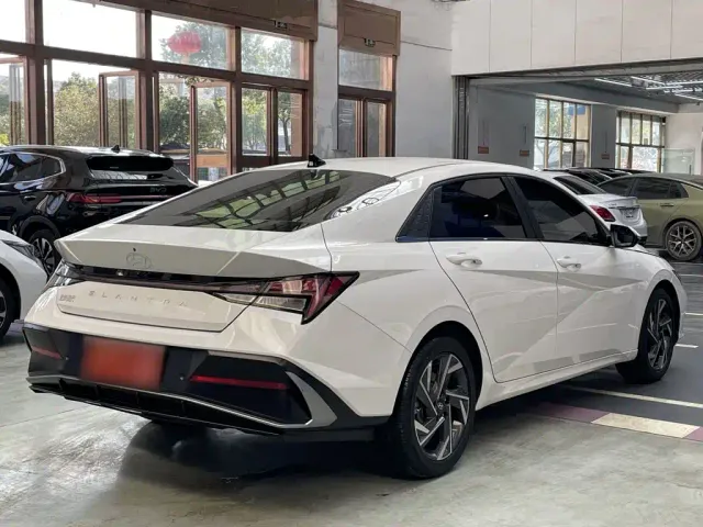 Hyundai Elantra — Фото автомобиля 13