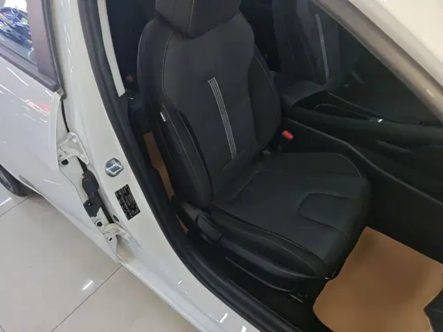 Hyundai Elantra — Фото автомобиля 24