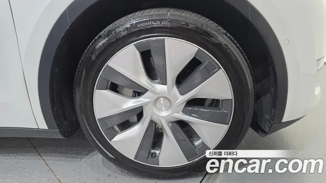 Tesla Model Y — Фото автомобиля 16