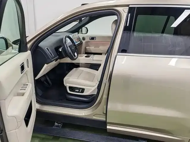 Li Auto L9 — Фото автомобиля 6