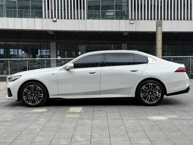 BMW 5 Series — Фото автомобиля 3