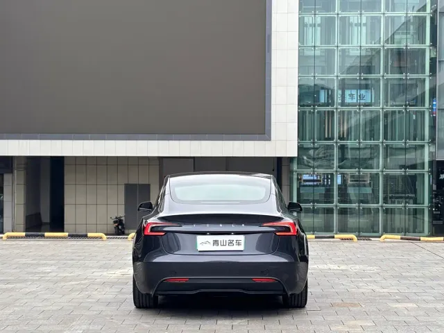 Tesla Model 3 — Фото автомобиля 14
