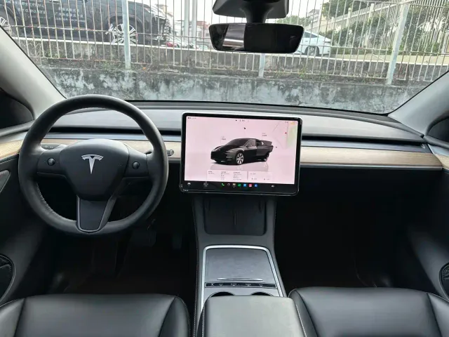 Tesla Model Y — Фото автомобиля 11