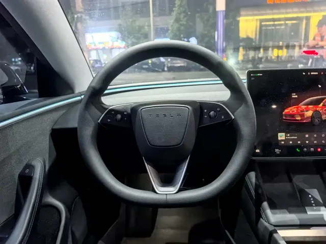 Tesla Model 3 — Фото автомобиля 7
