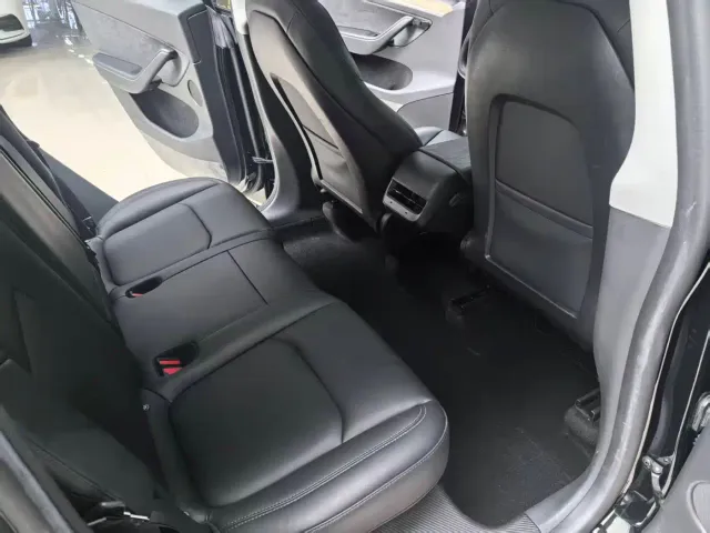 Tesla Model Y — Фото автомобиля 12