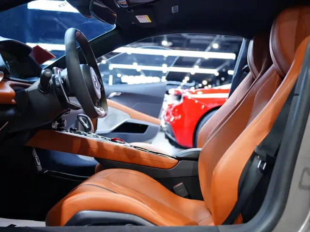 Lotus Emira — Фото автомобиля 11