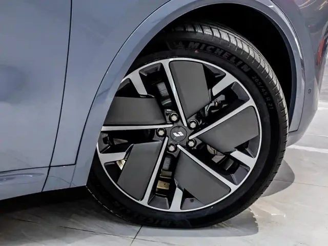 Li Auto L8 — Фото автомобиля 8