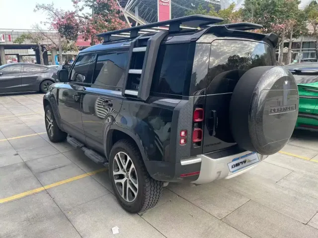 Land Rover Defender — Фото автомобиля 10