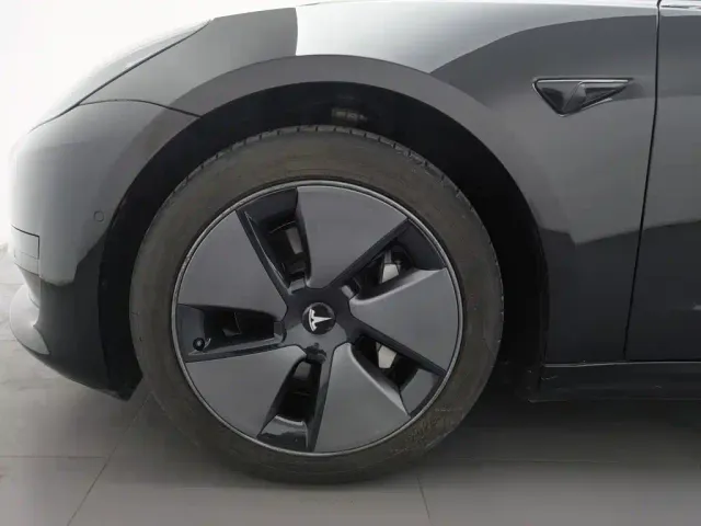 Tesla Model 3 — Фото автомобиля 17