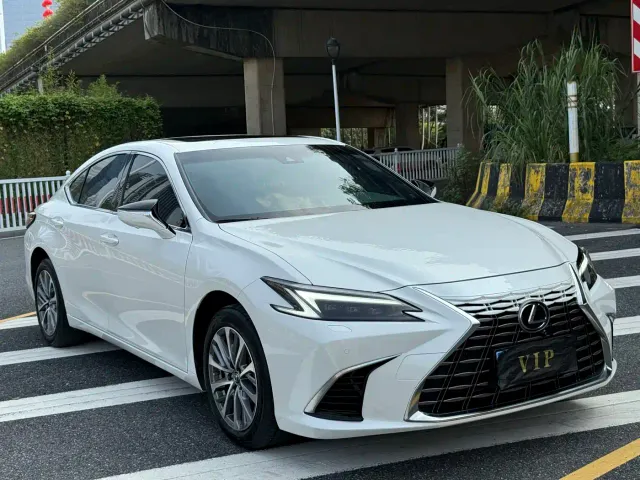 Фотография автомобиля — Lexus ES