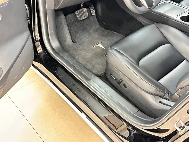 Tesla Model 3 — Фото автомобиля 8