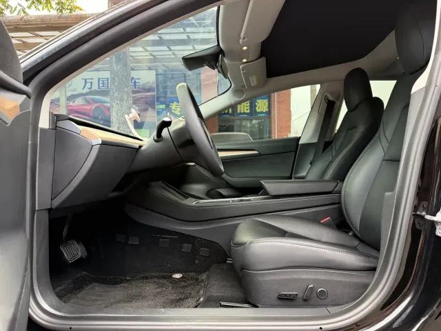 Tesla Model 3 — Фото автомобиля 12