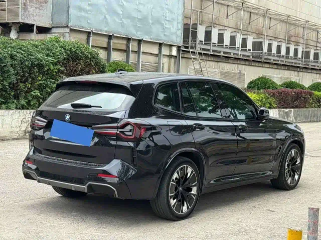 BMW iX3 — Фото автомобиля 13