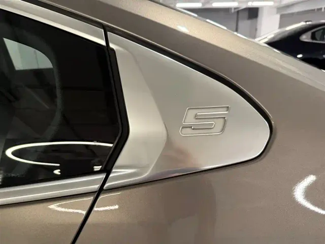 BMW i5 — Фото автомобиля 10
