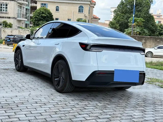Tesla Model Y — Фото автомобиля 7