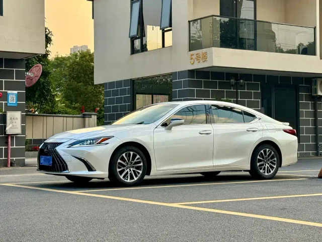 Фотография автомобиля — Lexus ES